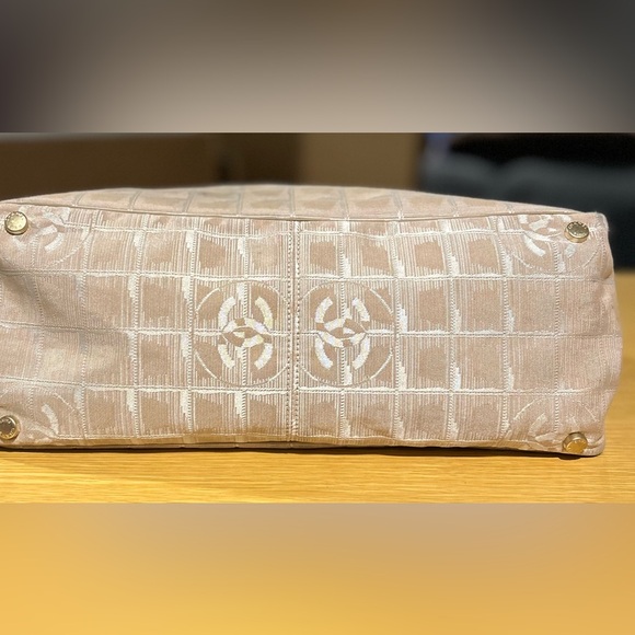 Chanel Tote in Beige. Authentic and pre-owned. Low price!!! - Picture 5 of 7